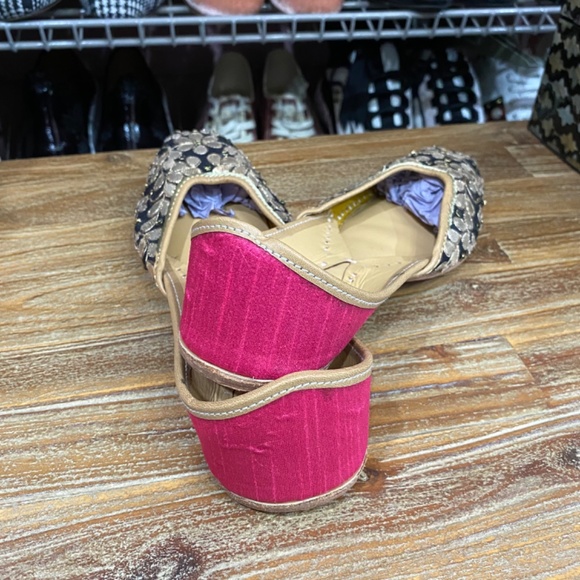 Silk Floral Embroidered Juttis - Picture 5 of 7